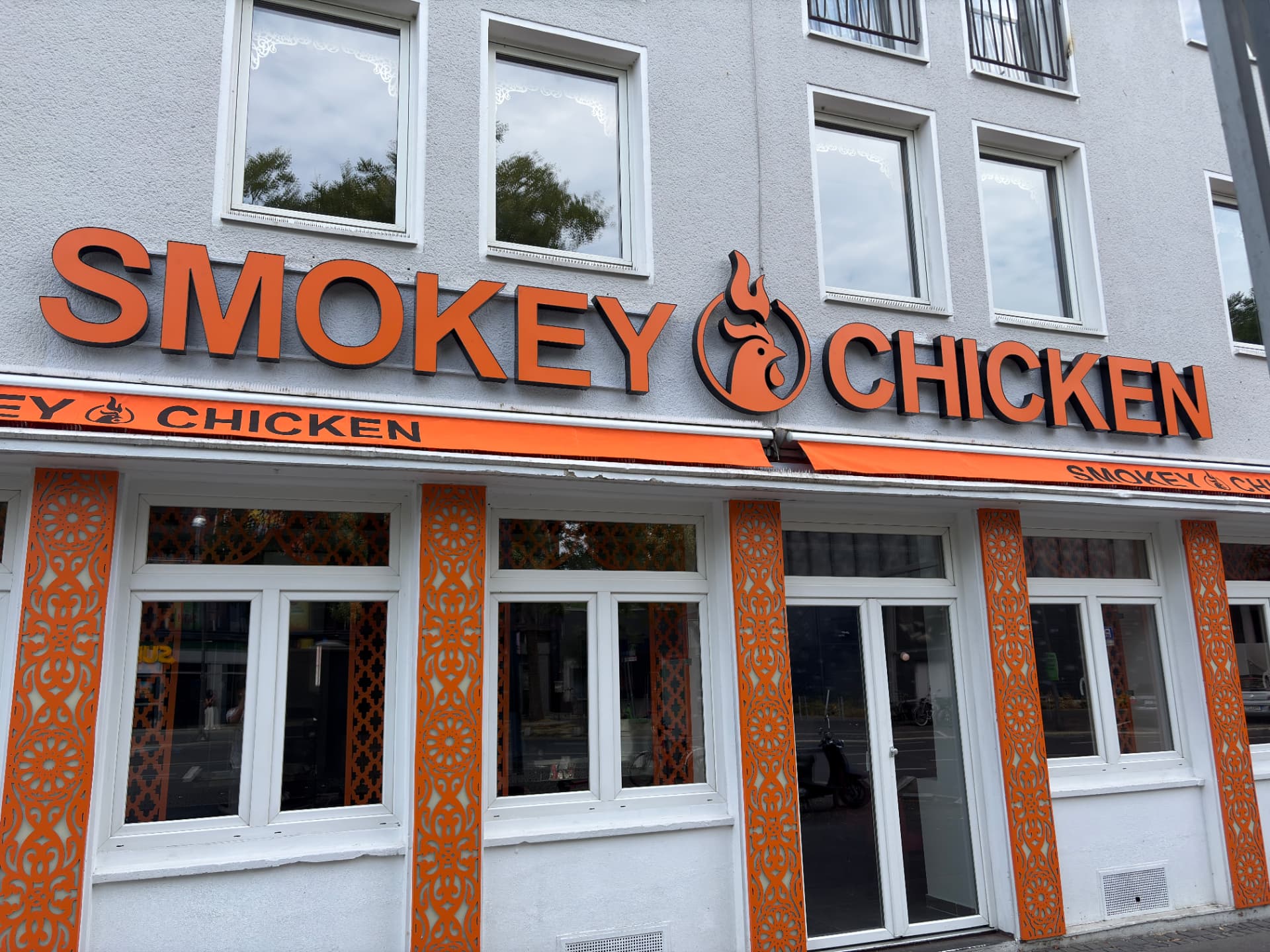 Außenansicht des Smokey Chicken Restaurants in Bad Godesberg